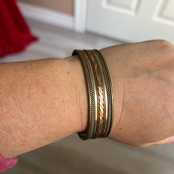 4/$50 Elegant Gold and Copper Bangle Bracelet 7 inches 💛 - Picture 1 of 7